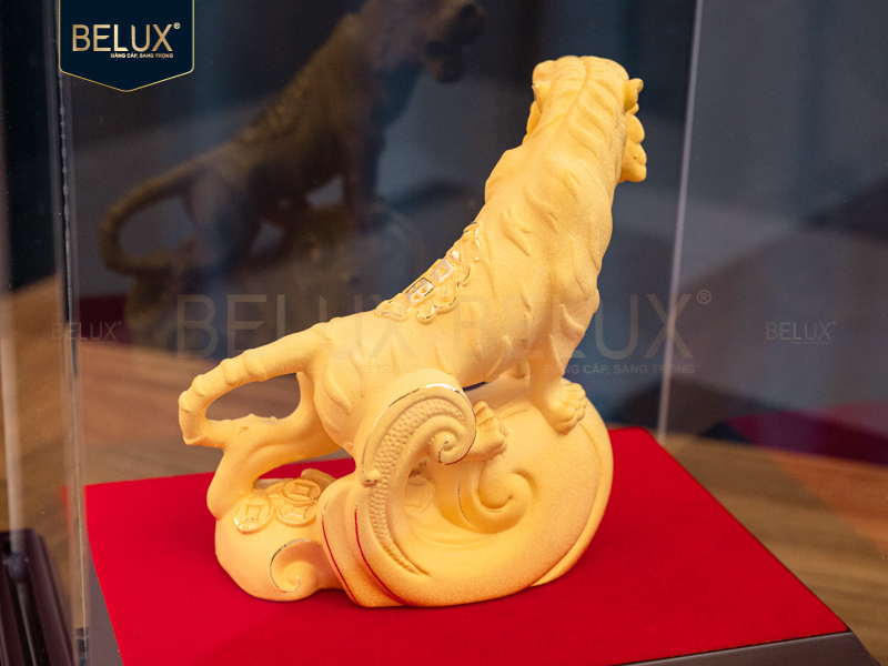 Tượng Hổ Như Ý vàng cát 11x6x12cm